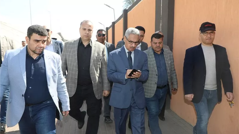 بالورقة والقلم.. محافظ بني سويف يتفقد انتظام العمل بمجمع مواقف عدلى منصور 