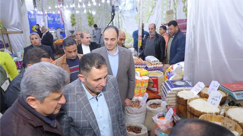محافظ دمياط يتفقد معرض أهلاً رمضان ويؤدى صلاتى العشاء والتراويح بمسجد البحر