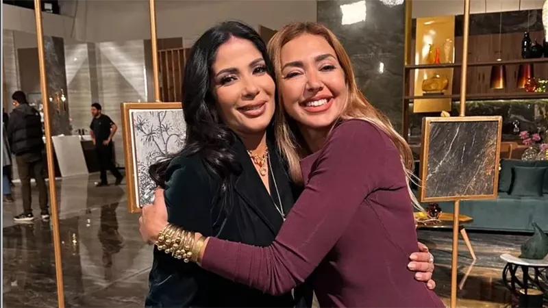 النجمة منى زكي بإطلالة أنيقة من لمسات الستايلست مي جلال 