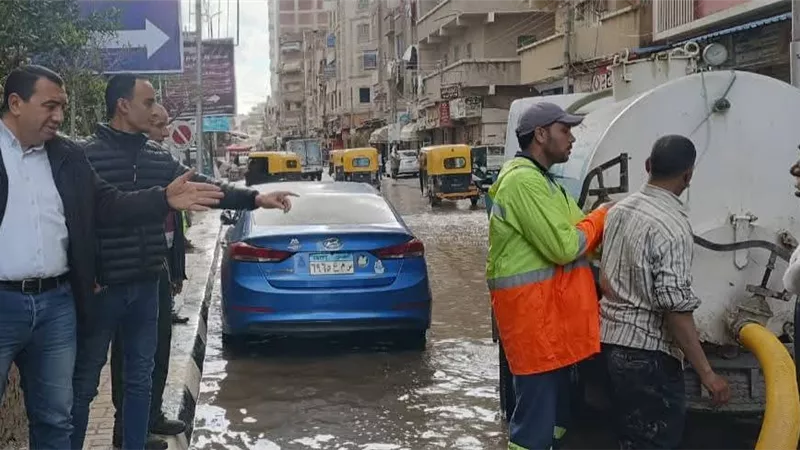 طوارئ البحيرة الدفع بالمعدات لسحب تجمعات المياه وتسهيل الحركة المرور