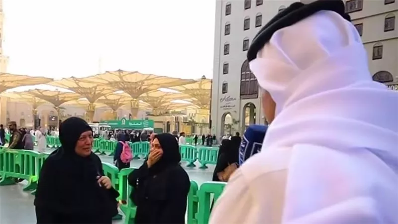 فيديو مؤثر لمعتمرة مصرية تبكي على أبنائها الراحلين|شاهد