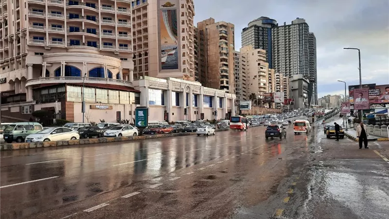 الصرف الصحي بالإسكندرية يحافظ على انتظام الحركة المرورية أثناء الأمطار