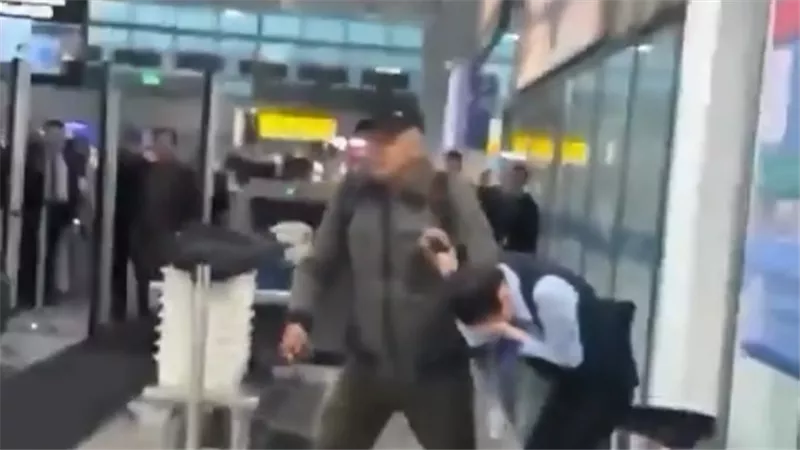 مطار ألماتي يتحول لمسرح رعب.. راكب شجاع ينقذ مضيفة من سكين قاتل| فيديو