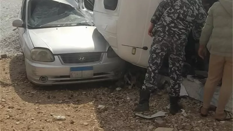 انقلاب سيارة نقل على ملاكي بطريق السويس القاهرة القديم وإصابة السائقين