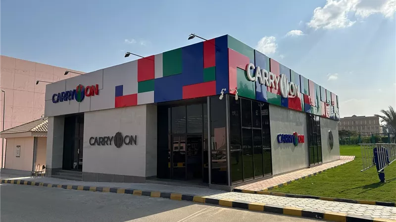 من هو مصمم الهوية البصرية للمشروع القومي CarryOn لتطوير المجمعات الاستهلاكية؟