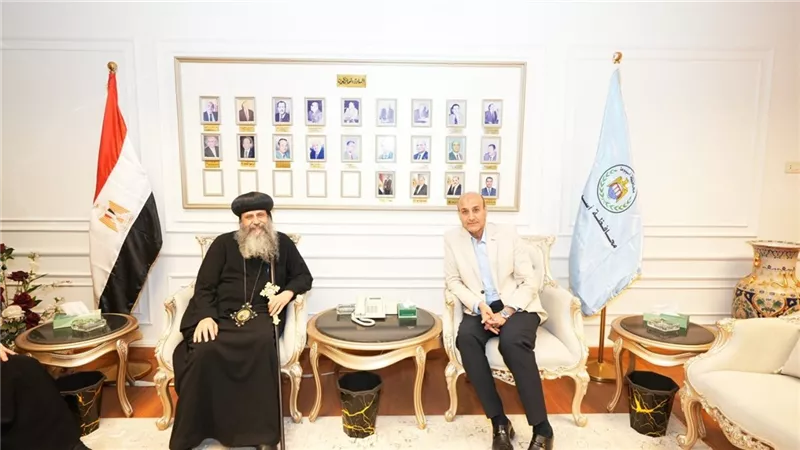 محافظ أسيوط يستقبل رئيس الدير المحرق والوفد المرافق له للتهنئة بتولي المسئولية