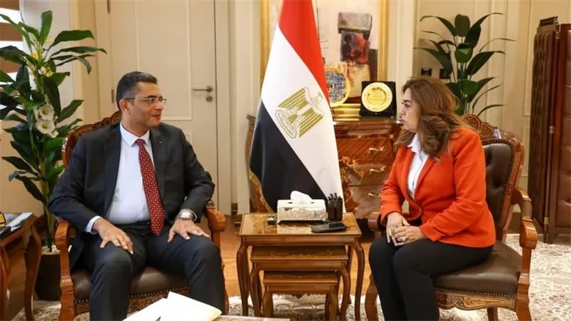 منال عوض تبحث مع محافظ البحر الأحمر مشروعات التنمية والخدمات بالمحافظة
