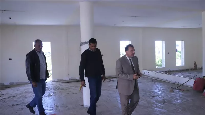 رئيس جامعة قنا يتابع تنفيذ مشروع البوابات الإلكترونية داخل الحرم