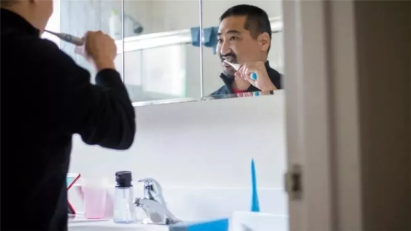 تنظيف الأسنان صباحا.. لماذا يفضل الخبراء غسلهـا قبل الإفطار؟