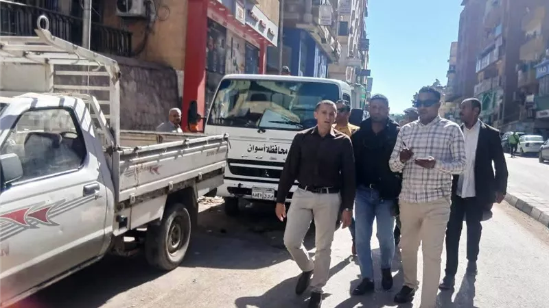 محافظ أسوان يواصل جولاته الميدانية المفاجئة لتحقيق الانضباط بالشارع الأسواني