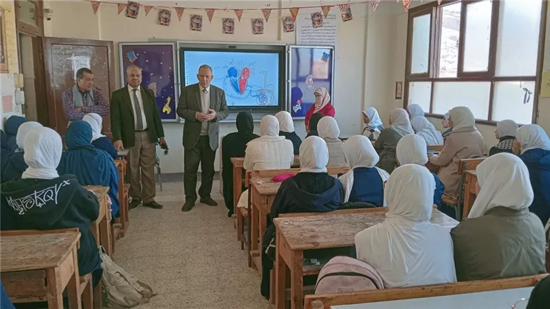 مدير تعليم أسيوط يتفقد مدارس الغنايم غرب ويشيد بمستوى الطلاب
