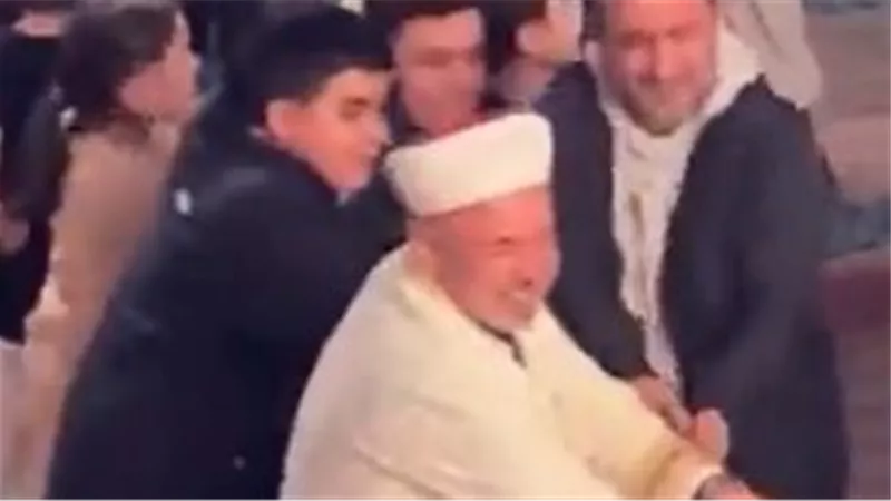 «إمام تركي» يحول المسجد إلى ساحة ألعاب للأطفال عقب صلاة التراويح
