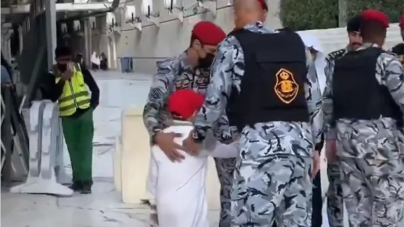 لحظة إنسانية في الحرم.. الشيخ ياسر الدوسري يصافح طفلا رغم الإجراءات الأمنية