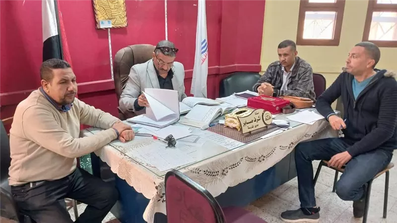 مدير إدارة نجع حمادي يتفقد مدرسة الشهيد إسلام للغات لمتابعة سير الدراسة