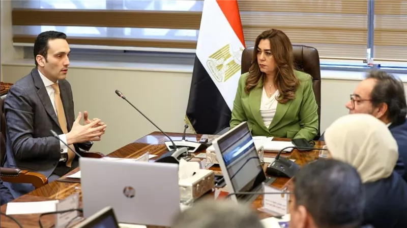 منال عوض تبحث مع شركة 