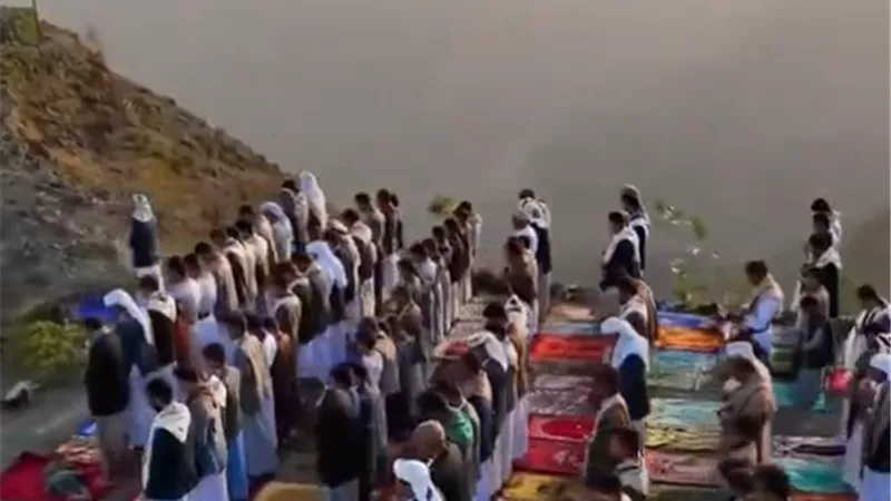 مشهد مهيب على تبة جبل.. يمنيون يصلون جماعة «كالبنيان المرصوص»