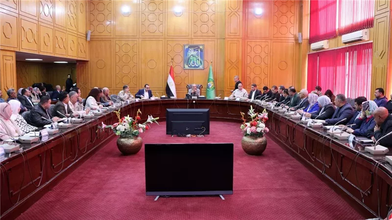 محافظ الإسماعيلية يعقد اجتماعًا مع أصحاب المخابز لضمان جودة رغيف الخبز