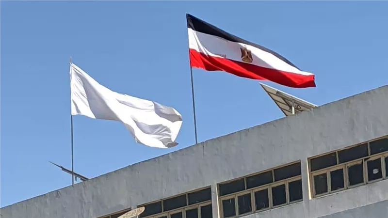 حقيقة الصورة المتداولة لعلم مصر فوق احد المباني الحكومية بقنا