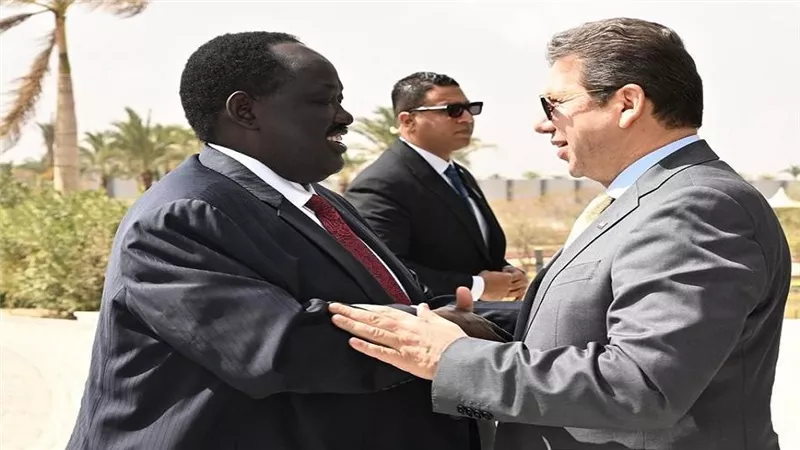 رئيس المخابرات العامة يعقد اجتماعا مع وفد رفيع المستوى من جنوب السودان