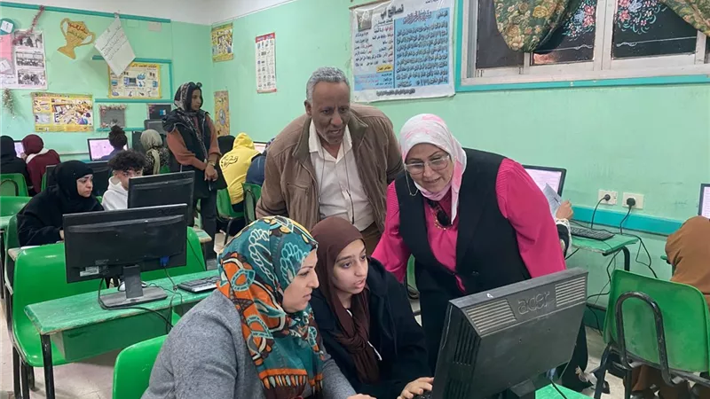 وكيل وزارة التعليم  بالسويس تتابع فحص أوراق تظلمات الشهادة الإعدادية