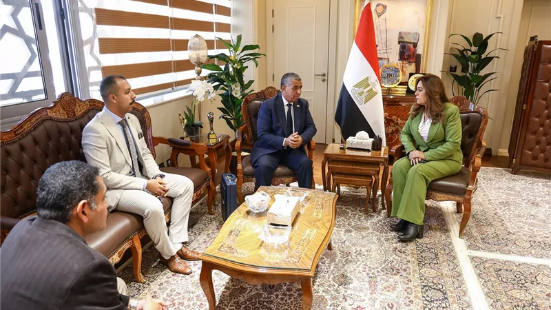 وزيرة التنمية المحلية تبحث مشروعات البنية التحتية لمنظومة المخلفات الصلبة