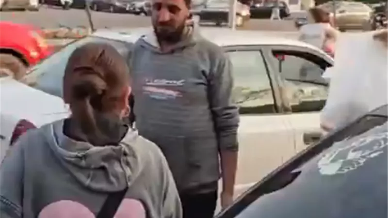مشهد إنساني يعكس التعايش في مصر.. مسلم يفطر من يد قبطي 