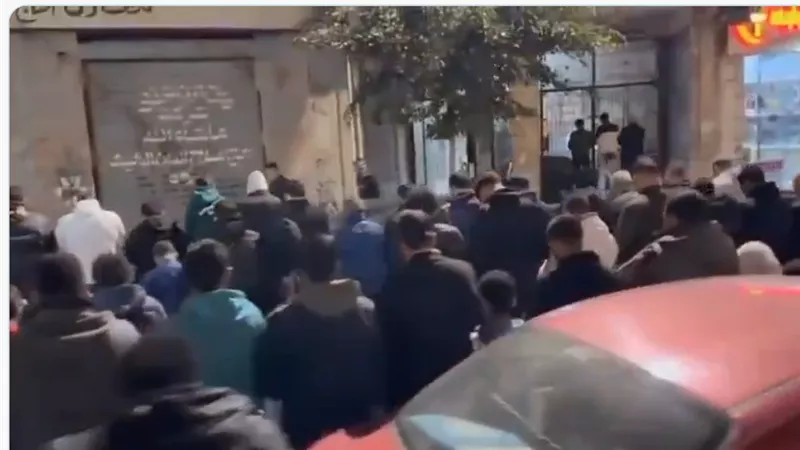 اصطفاف بالمئات في مشهد مهيب.. صلاة التراويح تملأ شوارع مصر وتبهر المتابعين