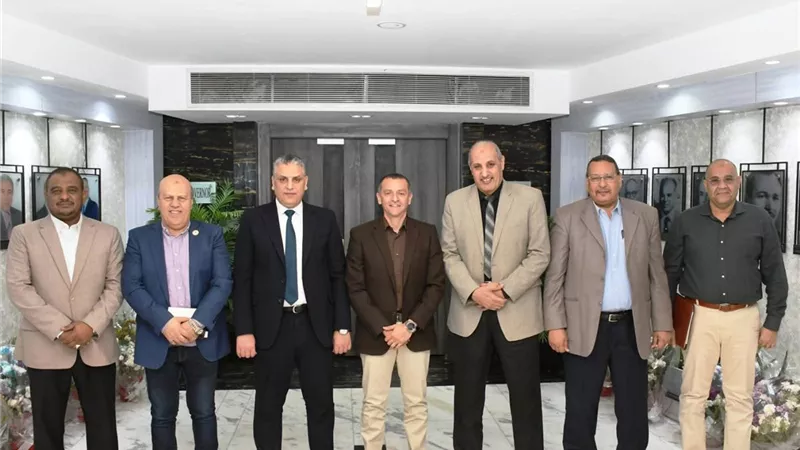 محافظ أسوان يلتقي المسؤولين بقطاع الكهرباء لبحث سبل تعزيز التعاون 