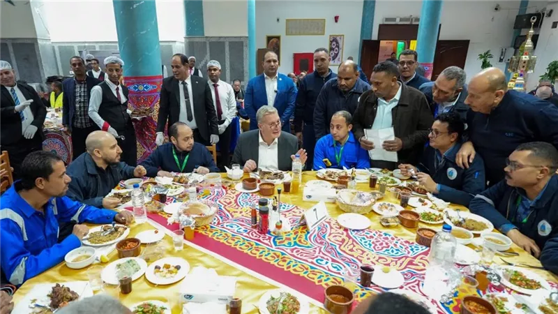وزير البترول يشارك العاملين إفطار رمضان في حقول الشركة العامة برأس غارب 