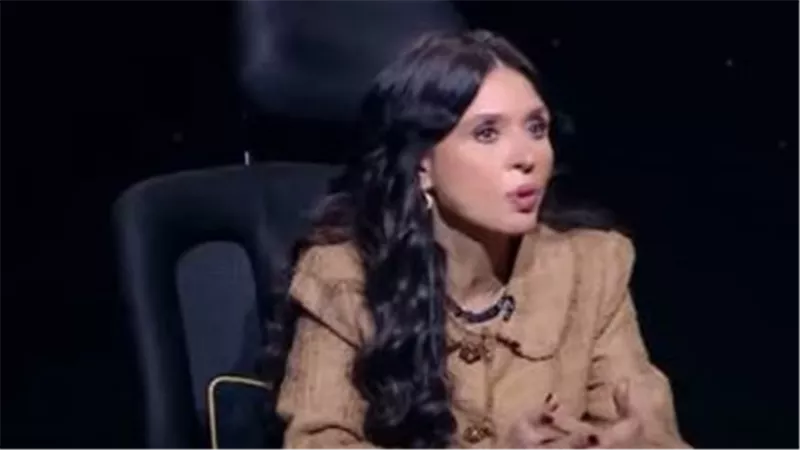 دينا: «مليش رأي بعد رأيه.. وموافقة على فتوى تحريم أموال الراقصات»