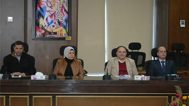 اجتماع لرئيس جامعة دمياط لمتابعة انتظام العمل بكليات الجامعة