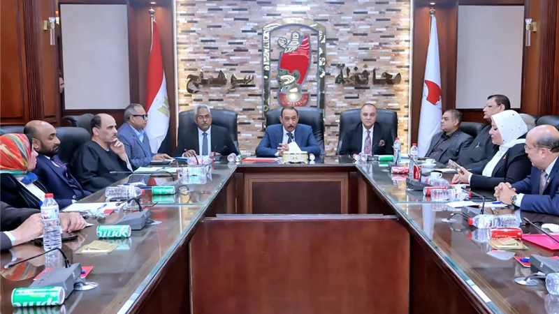 محافظ سوهاج يلتقي نواب البرلمان والشيوخ لبحث أولويات المرحلة المقبلة