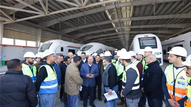 كامل الوزير: القطار الكهربائي السريع يربط البحرين الأحمر والمتوسط برياً 