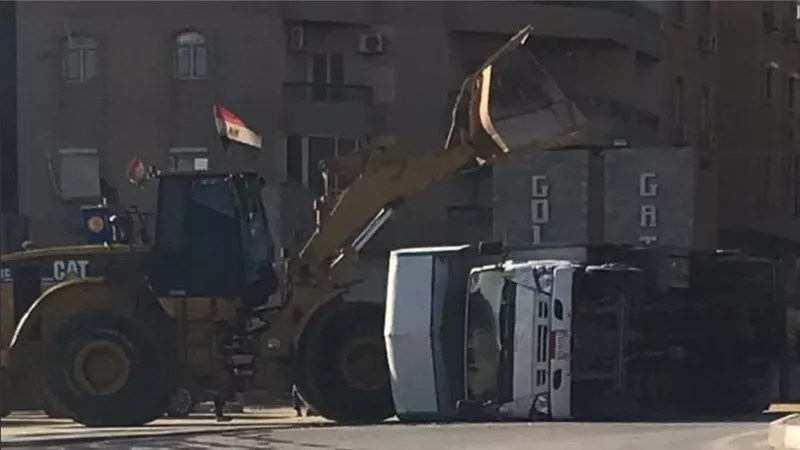 اختلت عجلة القيادة من يده.. انقلاب تريلا بمدخل منطقة المقطم 