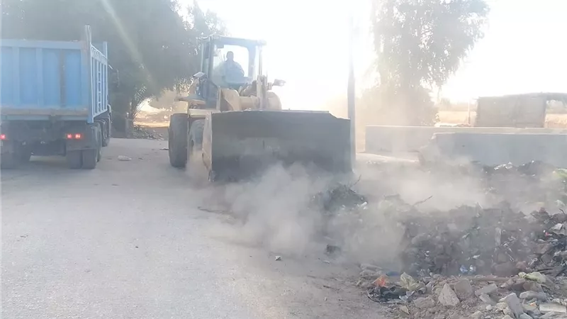 أعمال تطهير الترع والمصارف بالبداري بأسيوط لتحسين النظافة العامة ومنع الأمراض 