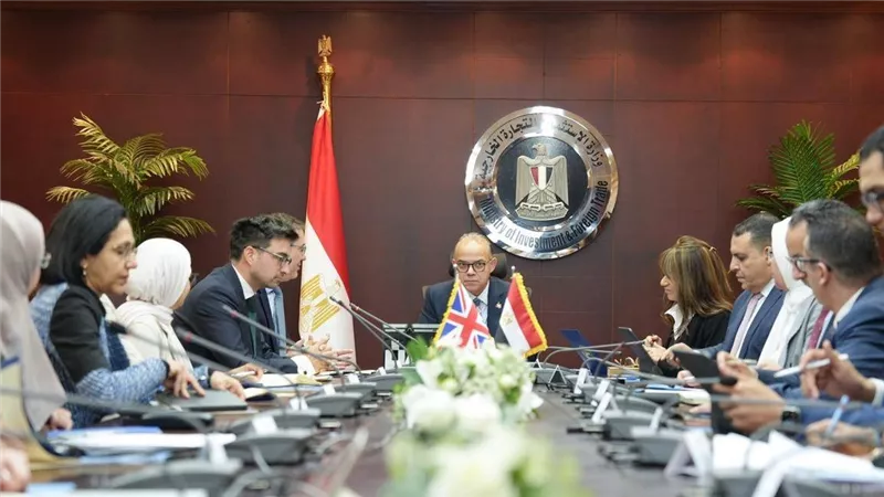 وزير الاستثمار يستقبل السفير البريطاني بالقاهرة لتعزيز الشراكة الاقتصادية 