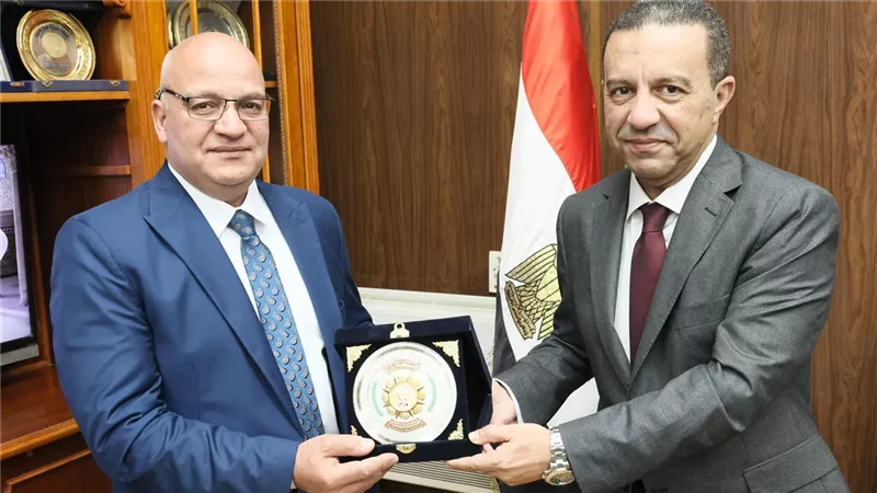 محافظ المنوفية يكرم مدير الزراعة السابق بعد نقله للبحيرة
