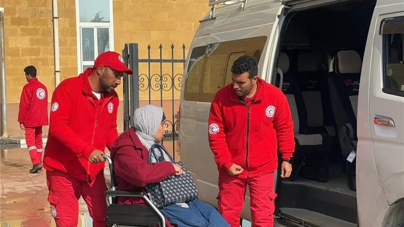 الهلال الأحمر المصري يطلق «زاد العزة» 146 ويستقبل الدفعة 19 من المصابين
