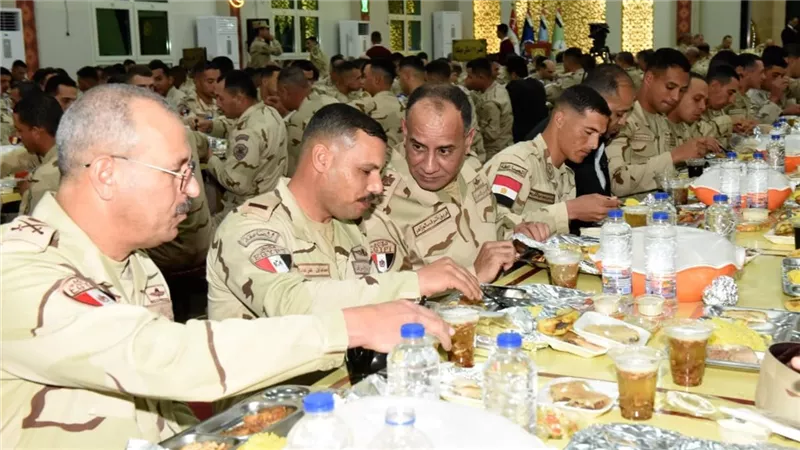 بالفيديو.. وزير الدفاع يشارك مقاتلي الجيش الثاني الميداني تناول وجبة الإفطار