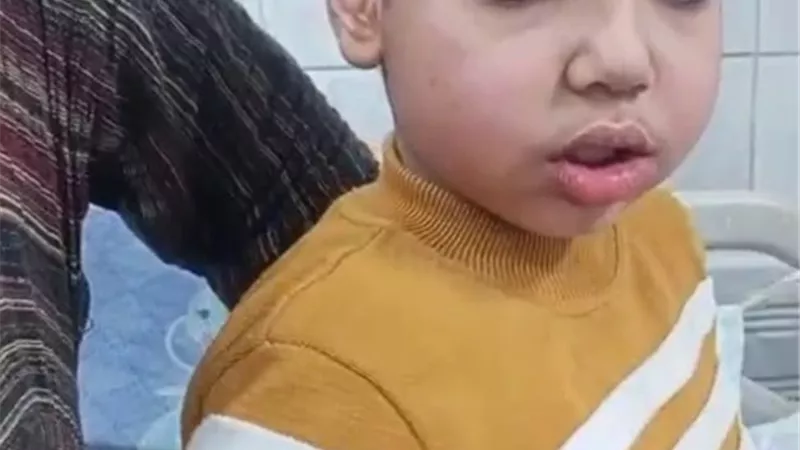 أم تستغيث بالرئيس لإنقاذ حياة نجلها المصاب بالفشل الكلوي