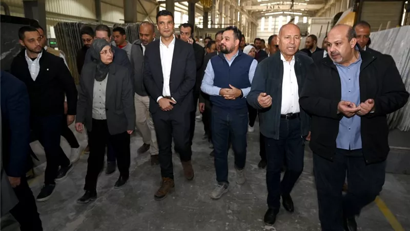 وزير الصناعة ومحافظ القاهرة يتفقدان مصانع شق الثعبان ومركز التكنولوجيا