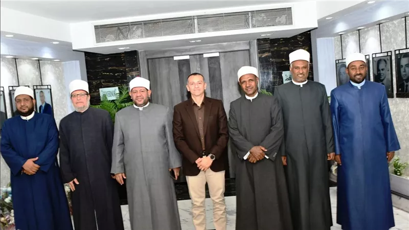 محافظ أسوان يبحث مع القيادات الدينية تعزيز القوافل الدعوية لإستقرار المجتمع