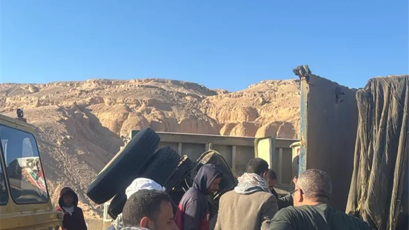 تصادم بين شاحنتين على طريق أخميم يؤدي لانقلاب تريلا وإصابة عدة أشخاص