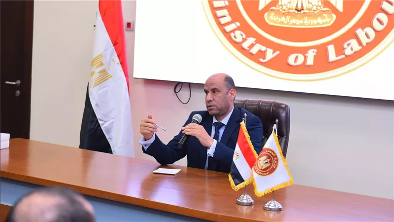 وزير العمل يشهد تسليم أجهزة «تابلت» لمفتشي العمل بمحافظتي المنوفية والدقهلية
