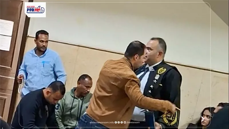 وسط حراسة مشددة.. وصول المتهم بالتعدي على فرد الأمن بالتجمع الخامس للمحاكمة