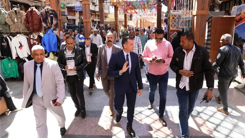 محافظ أسوان يواصل جولاته الميدانية بالأسواق ويشدد علي تكثيف جهود رفع الاشغالات