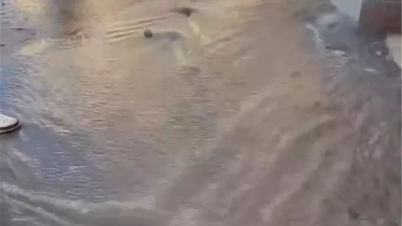 انفجار ماسورة مياه بالشعراء في دمياط يعيق حركة الشارع بالكامل اليوم 