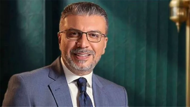 عمرو الليثي يجبر بخاطر العاملين بمحطة وقود ويهدي جوائز مالية 