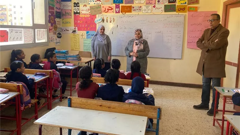 وكيل وزارة التعليم بالسويس: الالتزام بالتقييمات الأسبوعية ركيزة أساسية للتميز