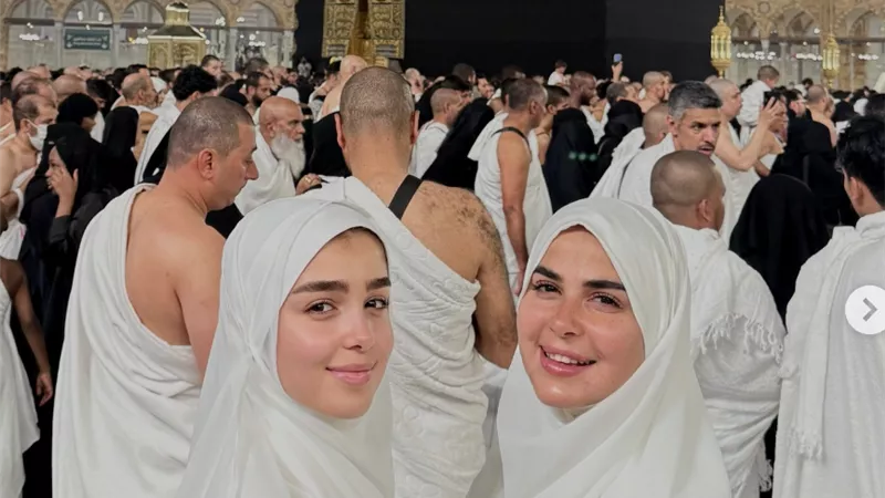 رانيا منصور تؤدي مناسك العمرة رفقة ابنتها: «نعمة بحمد ربنا عليها العمر كله»